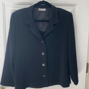 Savion black pant suit. Side slitsbuttons on back